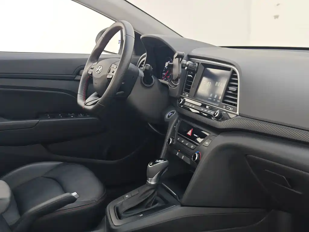 Hyundai Elantra — миниатюра 11
