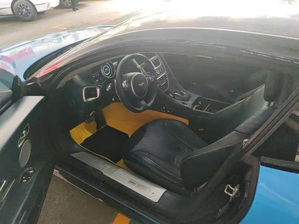 Aston Martin DB11 — миниатюра 7