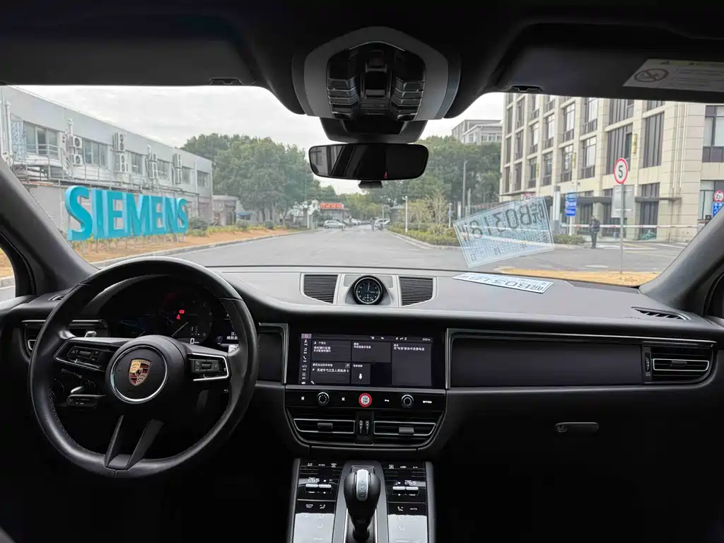 PORSCHE MACAN
