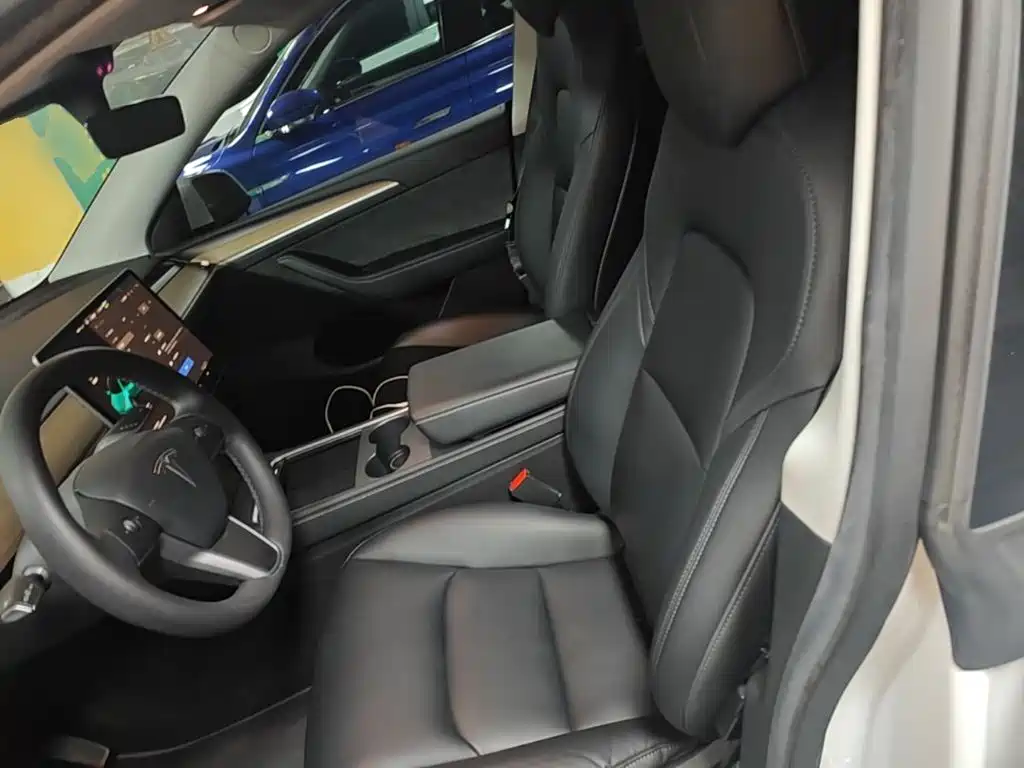Tesla Model Y — миниатюра 15