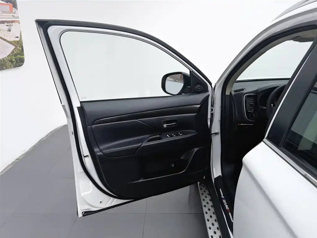 Mitsubishi Outlander 2018 2.4L Elite 5 мест