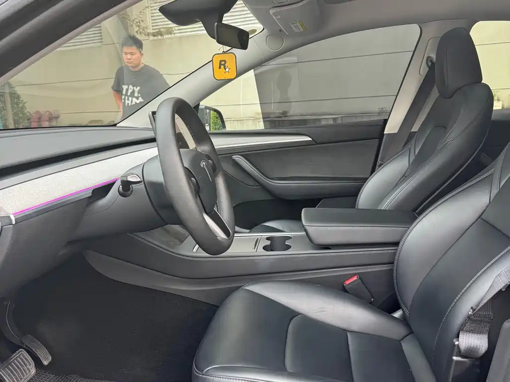 Tesla Model Y — миниатюра 10