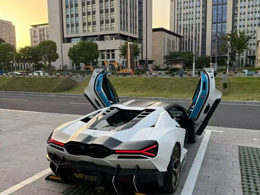 Lamborghini Revuelto — миниатюра 3