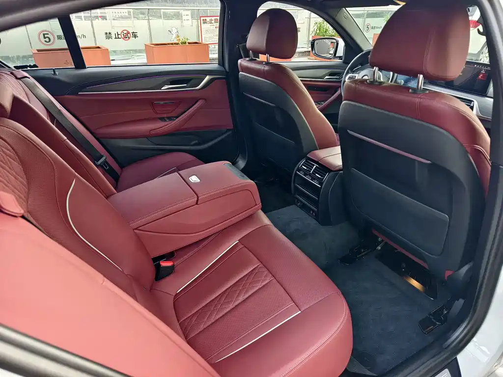 BMW 5 Series — миниатюра 13