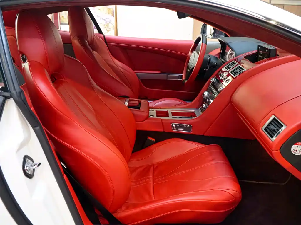 Aston Martin DB9 2013 6.0L Coupe