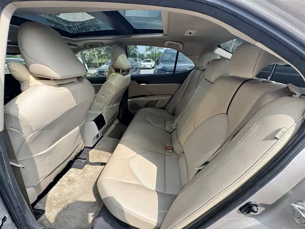 Toyota Camry — миниатюра 5