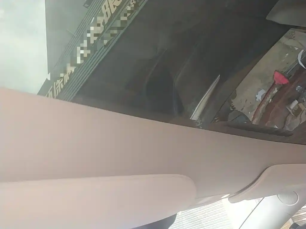 Tesla Model Y — миниатюра 18