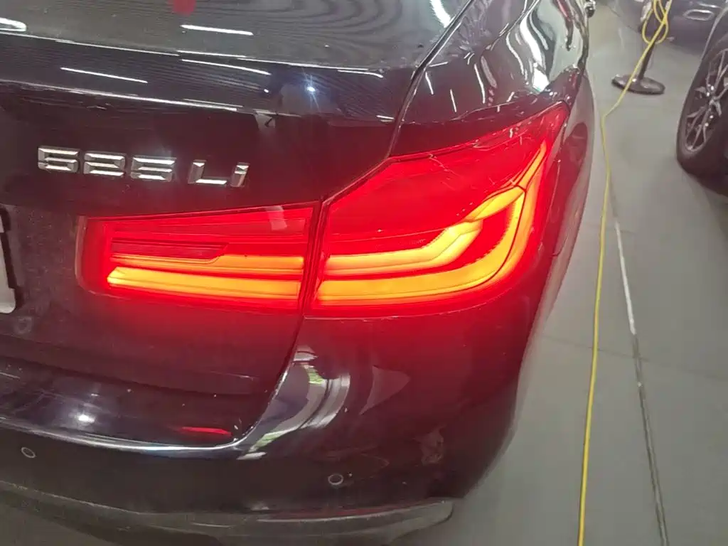 BMW 5 Series — миниатюра 8