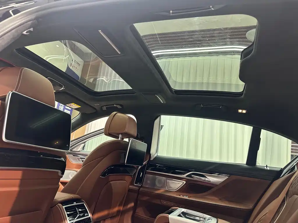 BMW 7 Series — миниатюра 17
