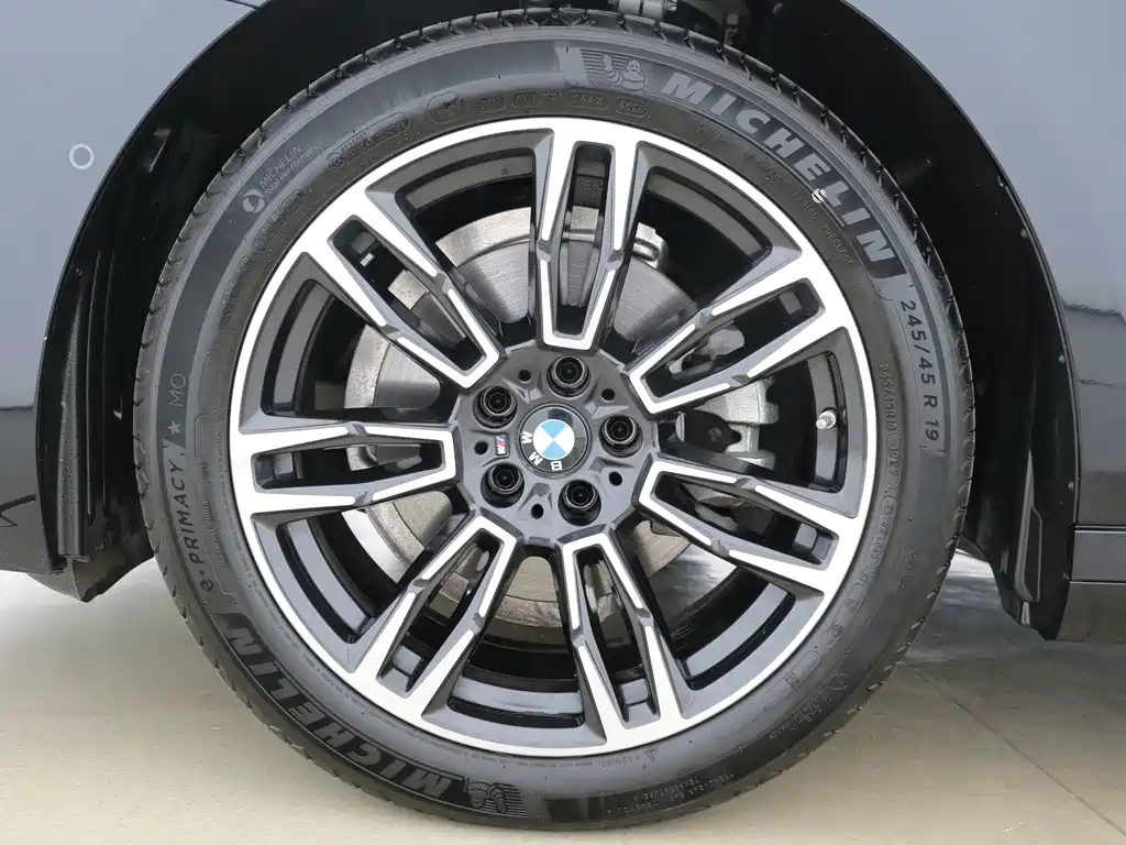 BMW 5 Series — миниатюра 5