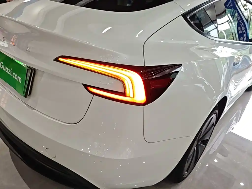 Tesla Model 3 — миниатюра 8