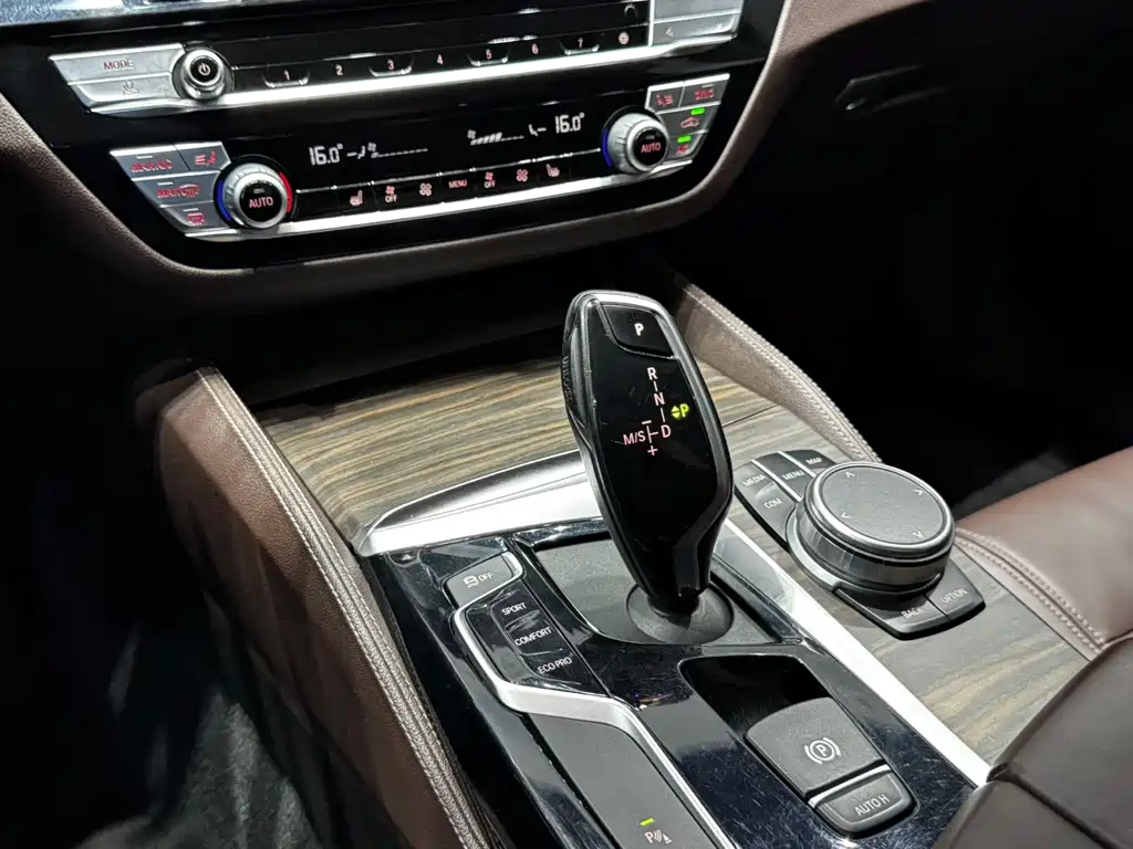 BMW 5 Series — миниатюра 12