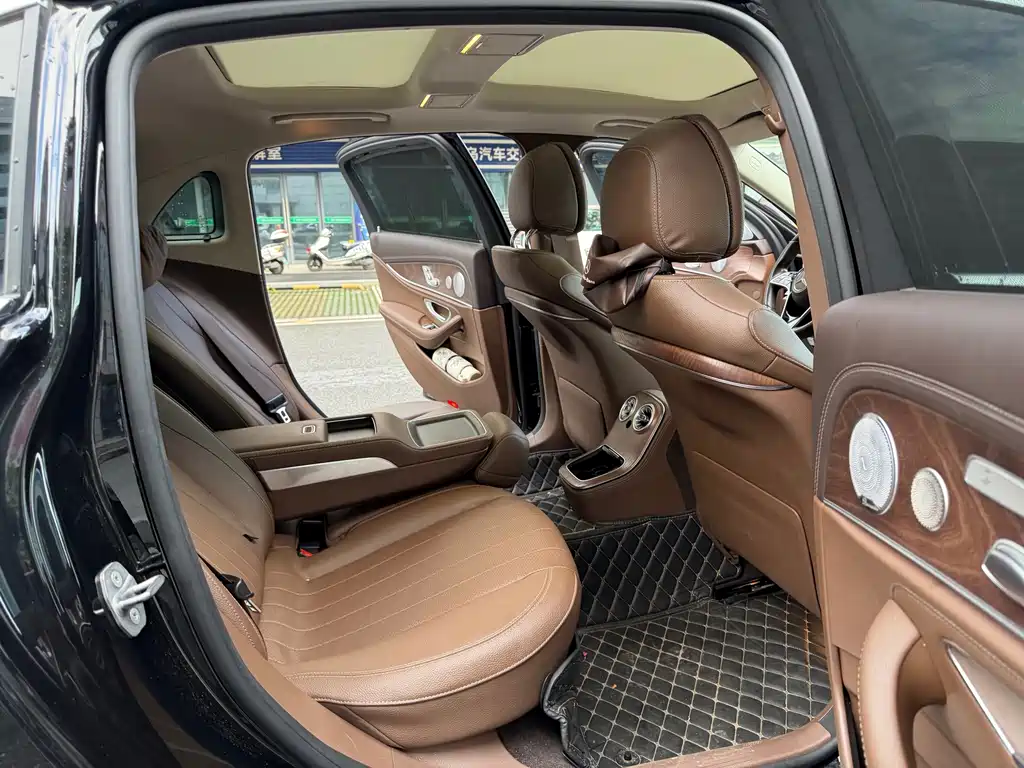 Mercedes-Benz E-Class — миниатюра 11