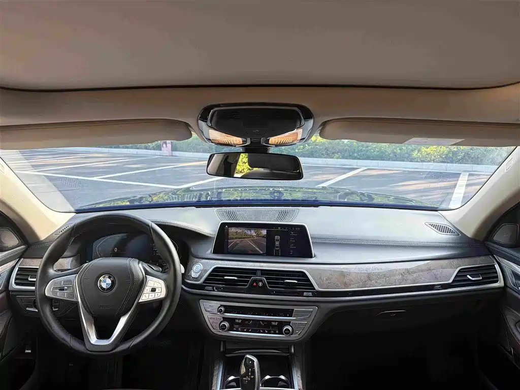 BMW 7 Series — миниатюра 11