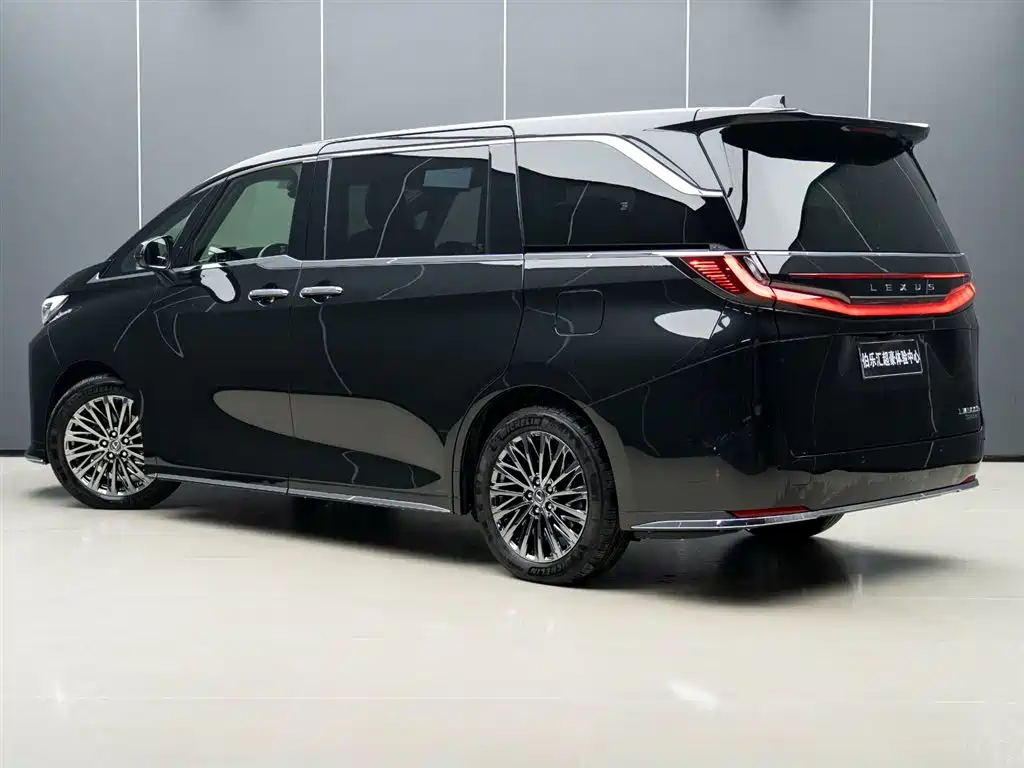 Lexus LM 2023 500h мест