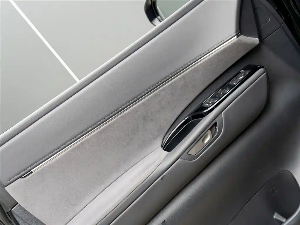 Lexus LM 2023 500h мест