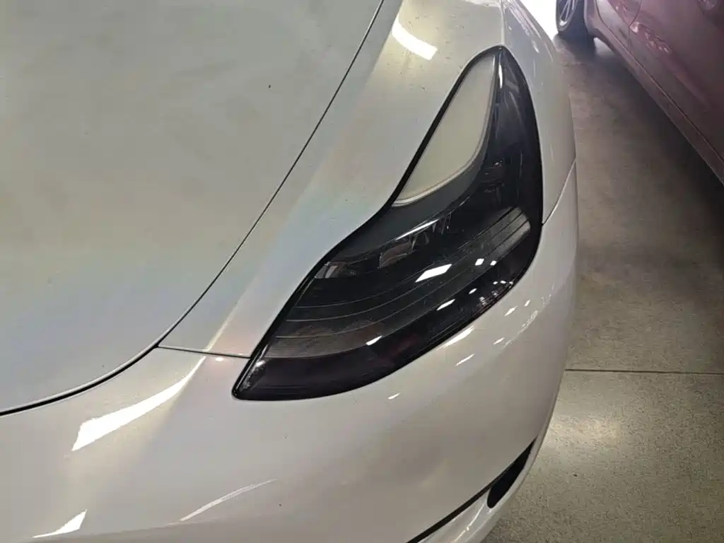 Tesla Model Y — миниатюра 24