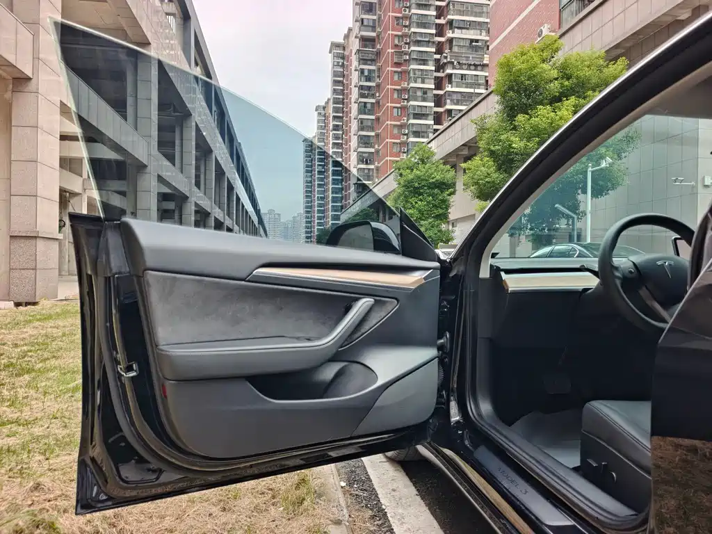 Tesla Model 3 — миниатюра 7
