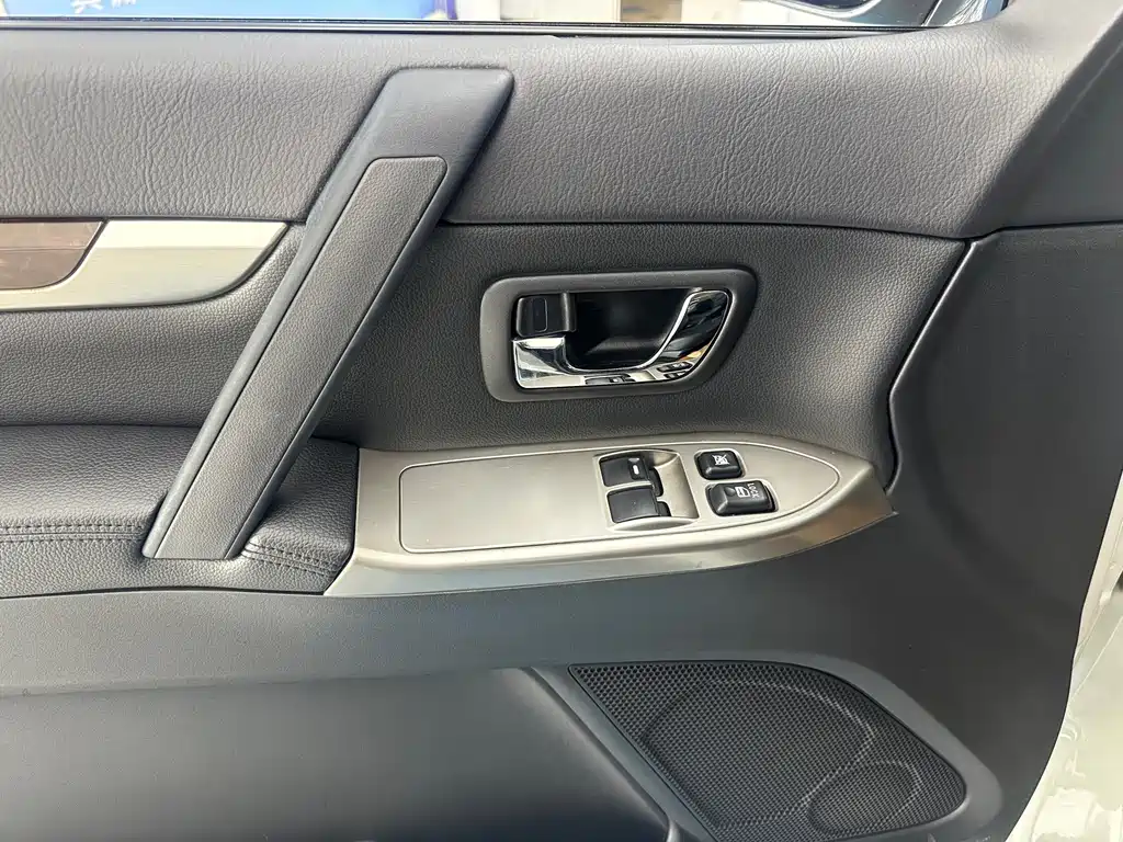 Mitsubishi Pajero (Import) — миниатюра 11