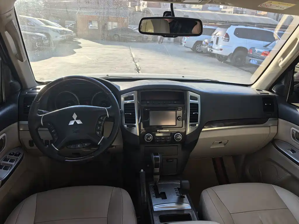 Mitsubishi Pajero (Import) — миниатюра 5