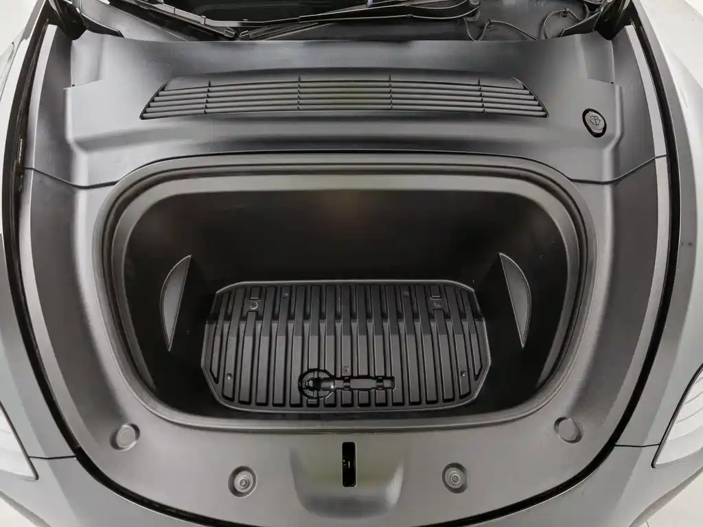 Tesla Model Y — миниатюра 6