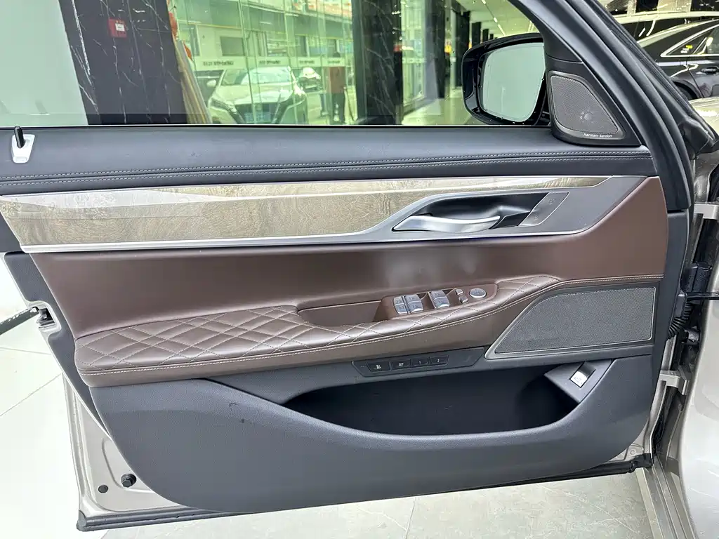 BMW 7 Series — миниатюра 14