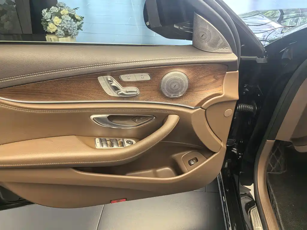 Mercedes-Benz E-Class — миниатюра 5