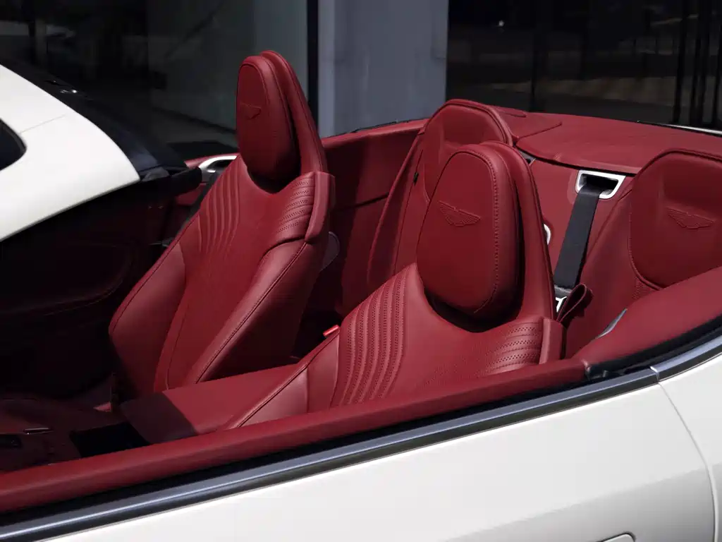Aston Martin DB11 — миниатюра 11