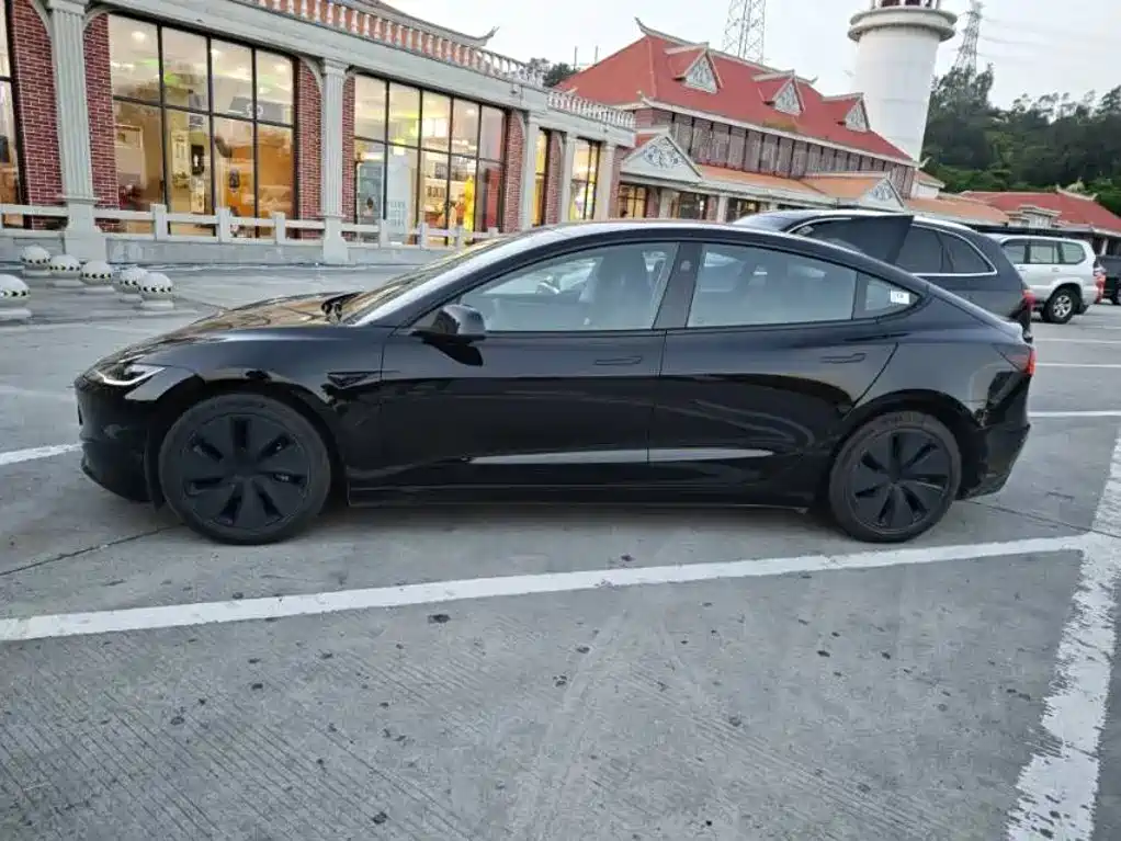 Tesla Model 3 — миниатюра 7