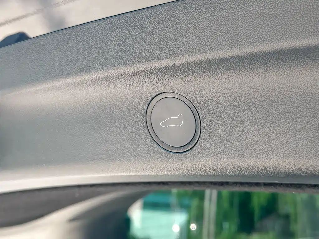 Tesla Model Y — миниатюра 10
