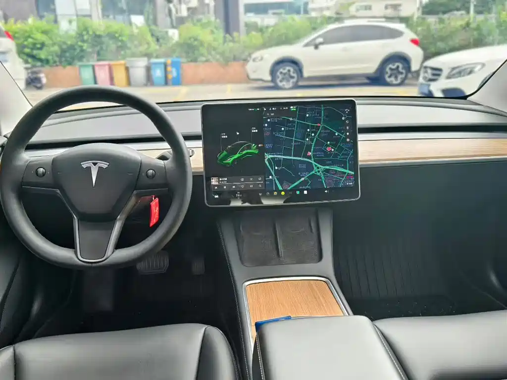 Tesla Model 3 — миниатюра 6