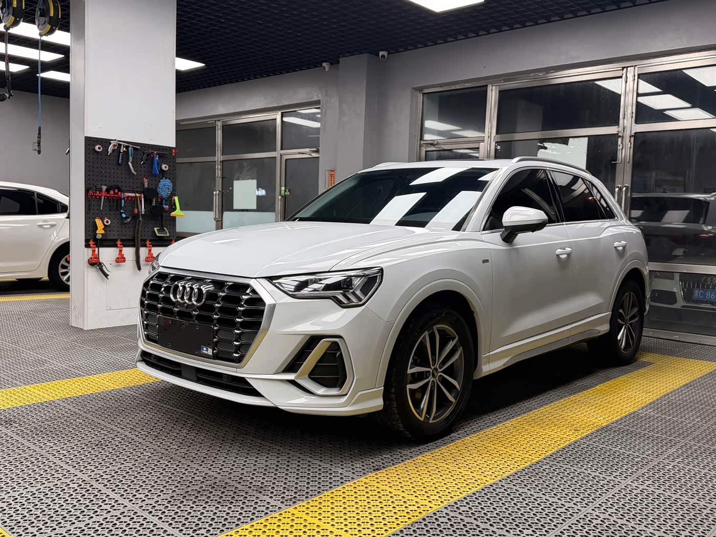 Audi Q3 1.4 л 2022 г. Белый, пробег 36900 км