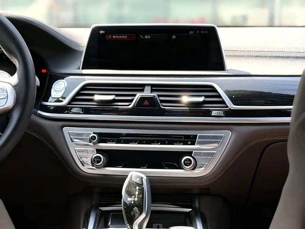 BMW 7 Series — миниатюра 8