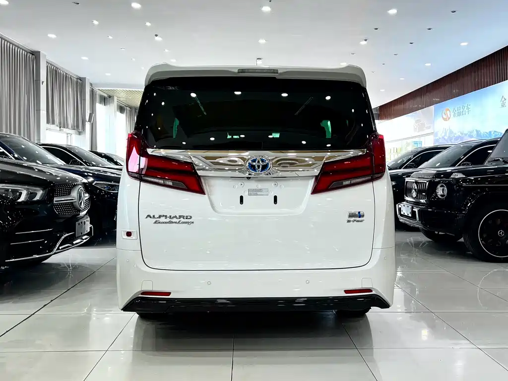 Toyota Alphard — миниатюра 5