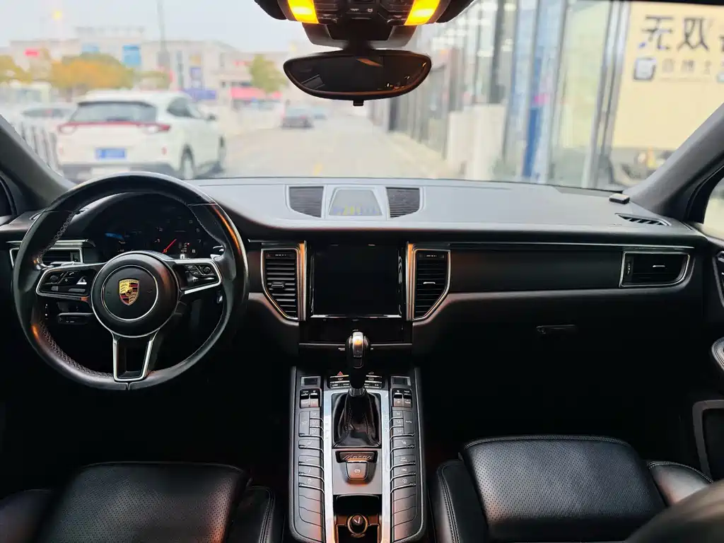 PORSCHE MACAN