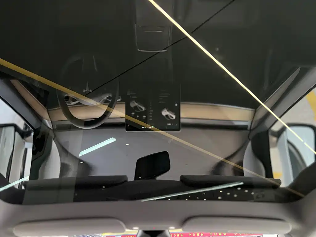 Tesla Model Y — миниатюра 16