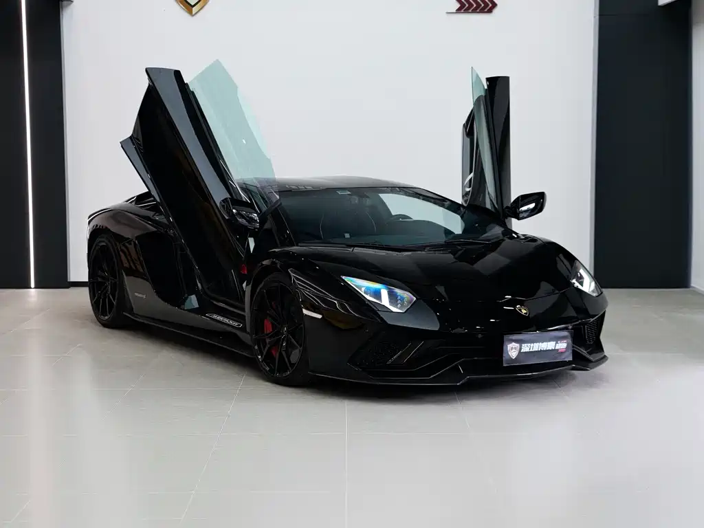 LAMBORGHINI AVENTADOR