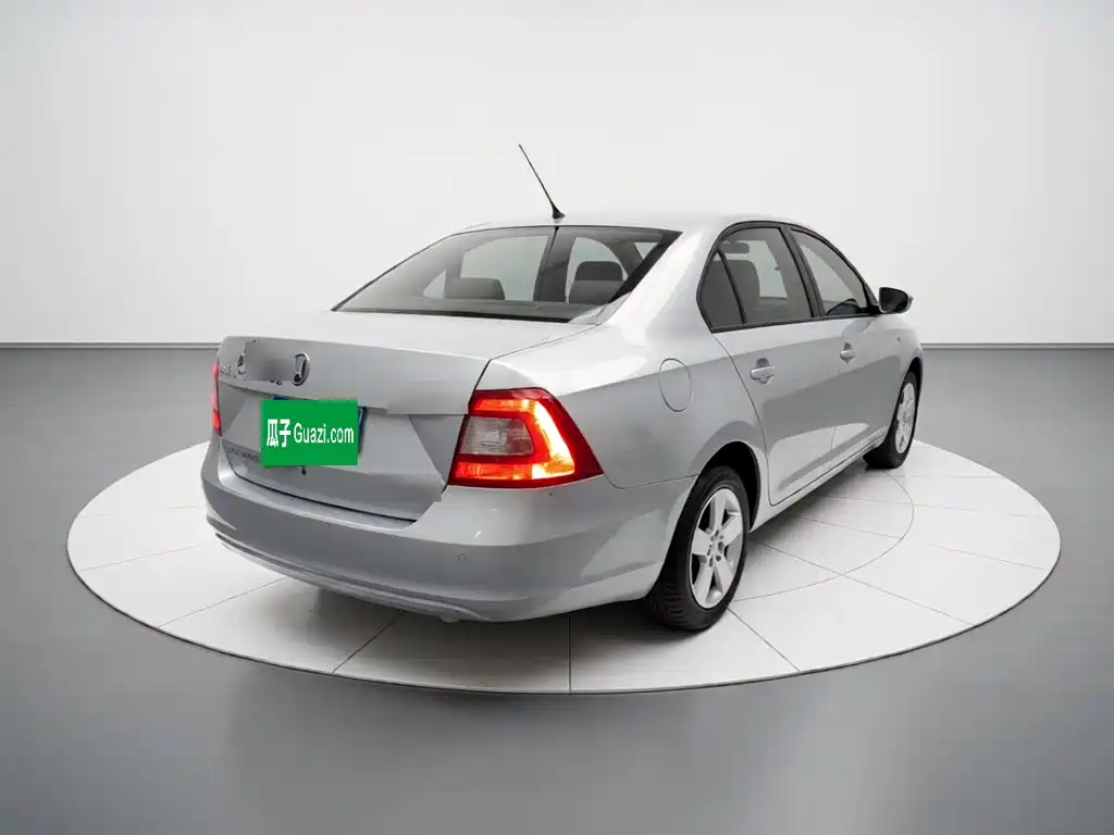 Skoda Rapid — миниатюра 6