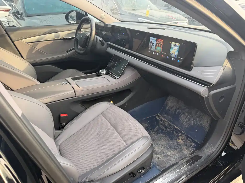 VOYAH LANTU CHASING LIGHT