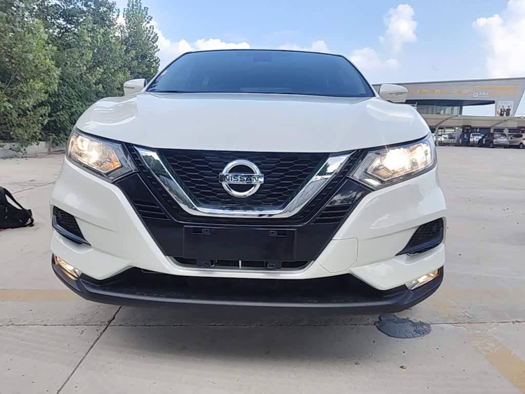 Nissan Qashqai 2.0 л 2021 г. Белый, пробег 33400 км