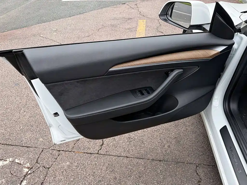 Tesla Model 3 — миниатюра 6