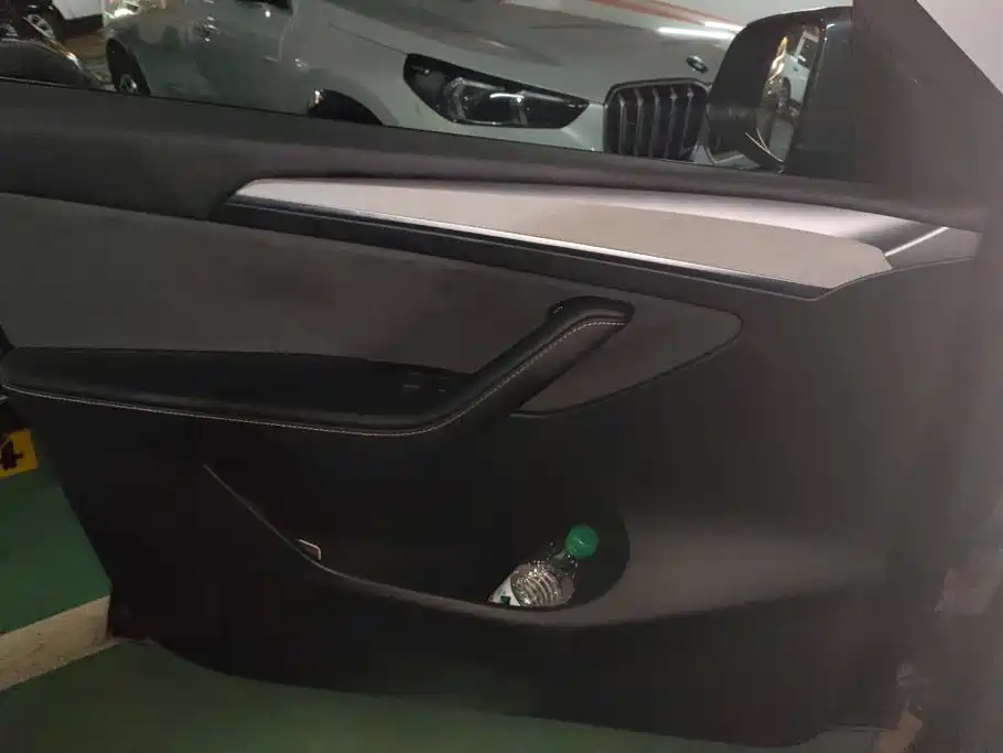Tesla Model Y — миниатюра 7