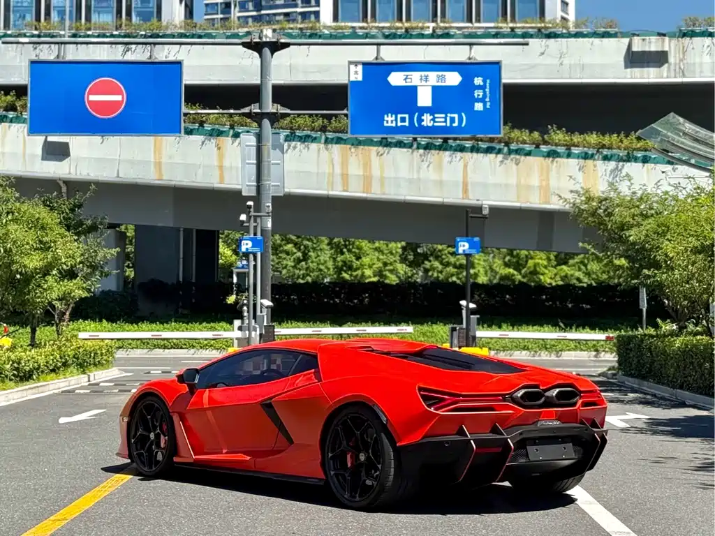 Lamborghini Revuelto — миниатюра 9