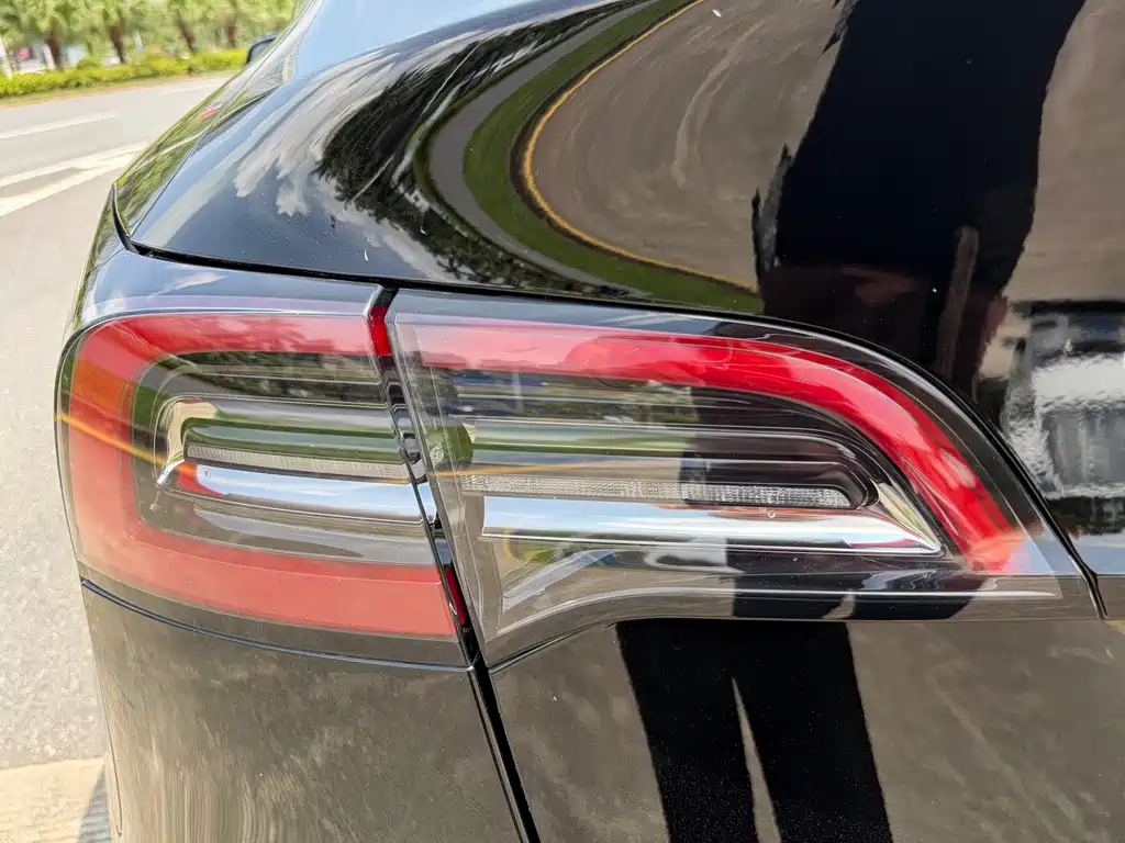 Tesla Model Y — миниатюра 19