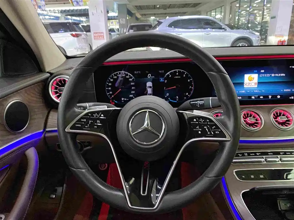 Mercedes-Benz E-Class — миниатюра 12
