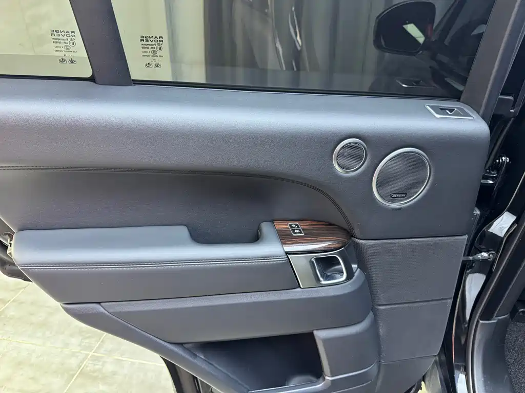 Land Rover Range Rover — миниатюра 18