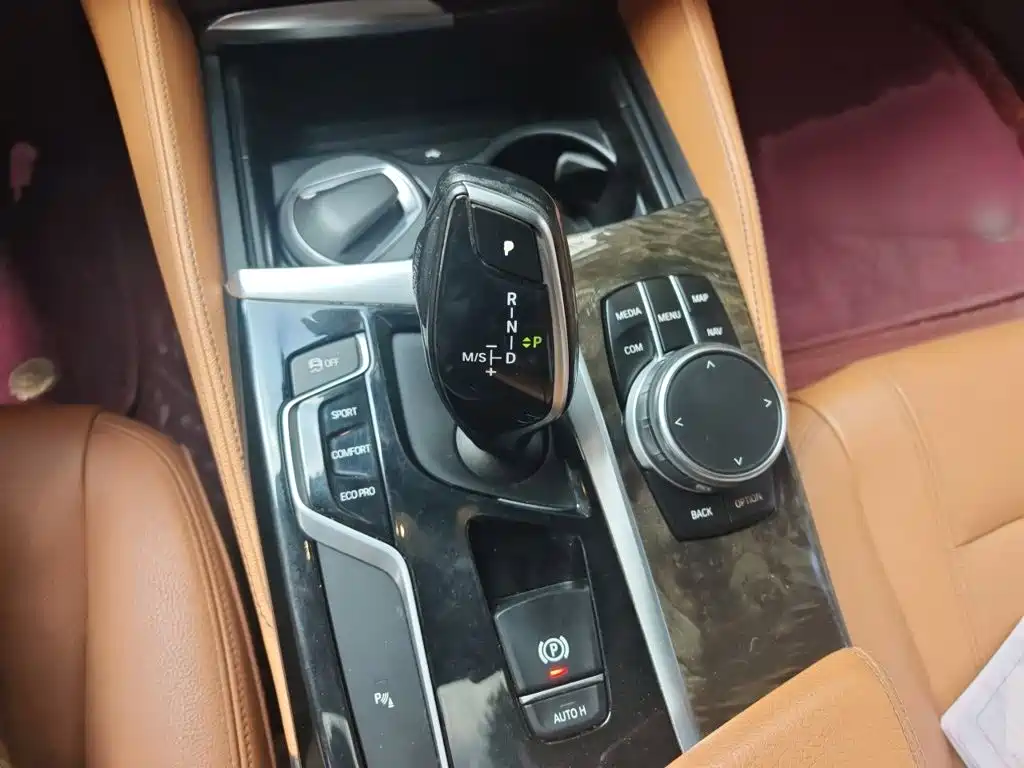 BMW 5 Series — миниатюра 7