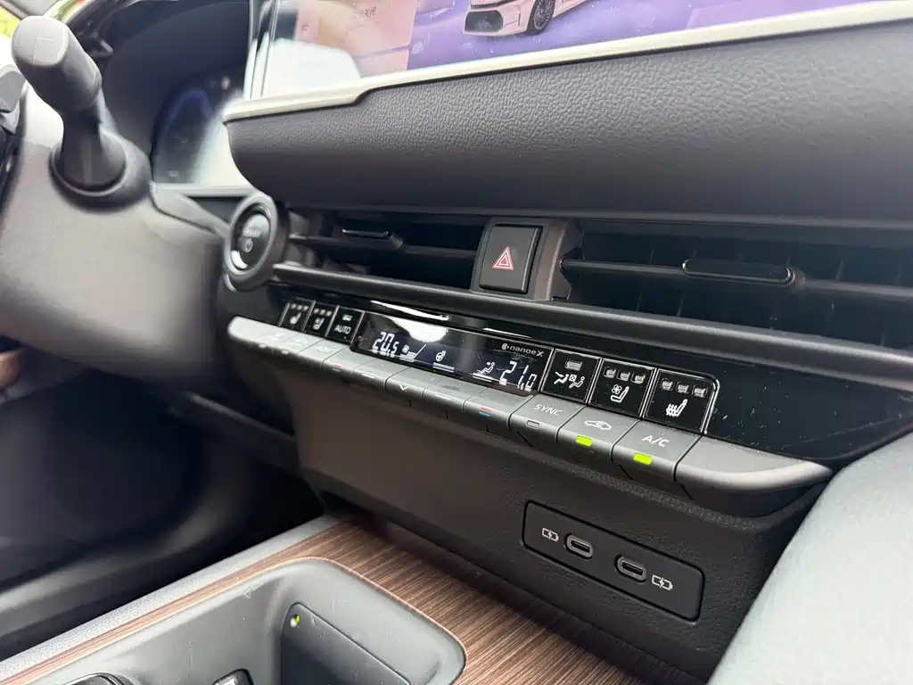 Toyota Crown (Import) — миниатюра 18
