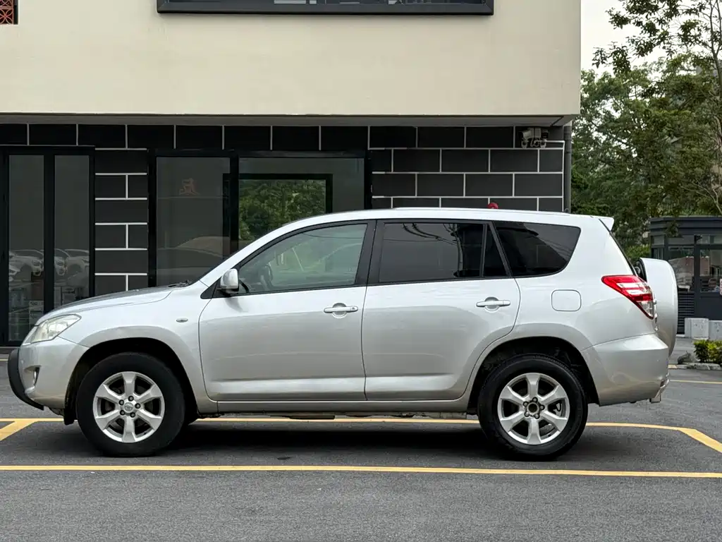 Toyota RAV4 — миниатюра 4