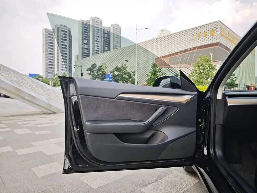 Tesla Model 3 — миниатюра 10